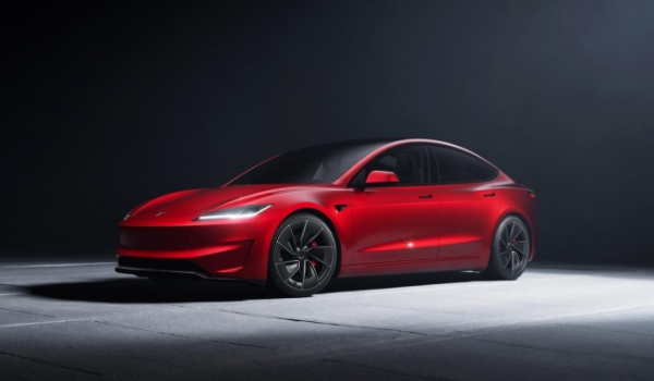 特斯拉model 3落地价 大致范围在24.5万元至33.59万元之间