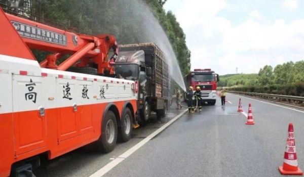 高速公路救援怎么收费 一般按车型和距离计费（具体标准需参考当地）